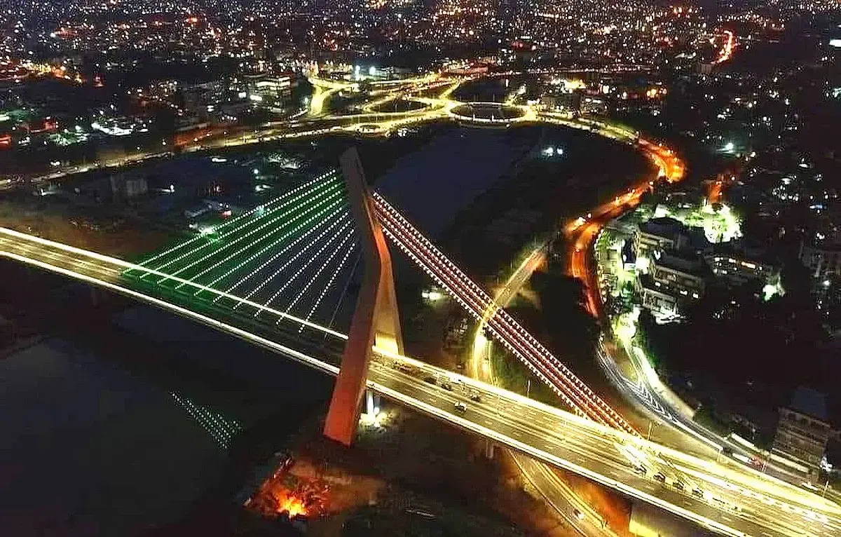 Pont à haubans illuminé enjambant la lagune d'Abidjan, de nuit