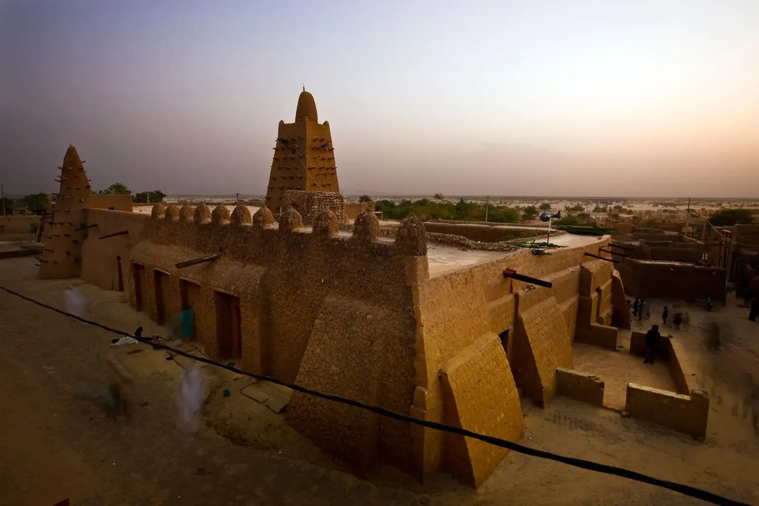 Mosquée en banco de Tombouctou et son minaret au crépuscule, vue depuis les toits